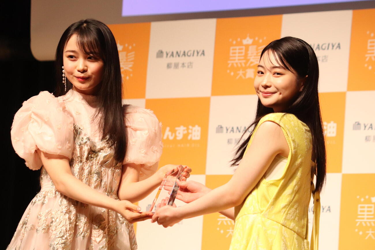 「柳屋あんず油」Presents第9回「黒髪大賞」授与式に登壇したプレゼンターの林芽亜里（左）と大賞を受賞した白鳥玉季