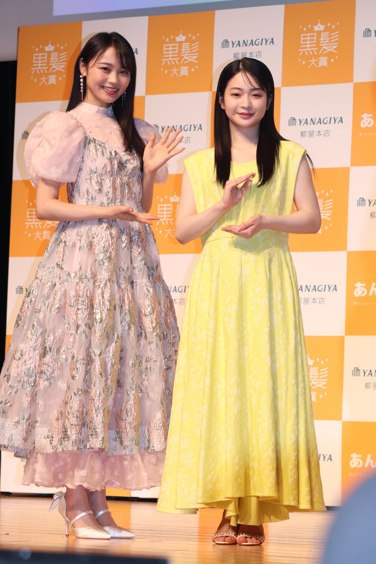 「柳屋あんず油」Presents第9回「黒髪大賞」授与式に登壇したプレゼンターの林芽亜里（左）と大賞を受賞した白鳥玉季