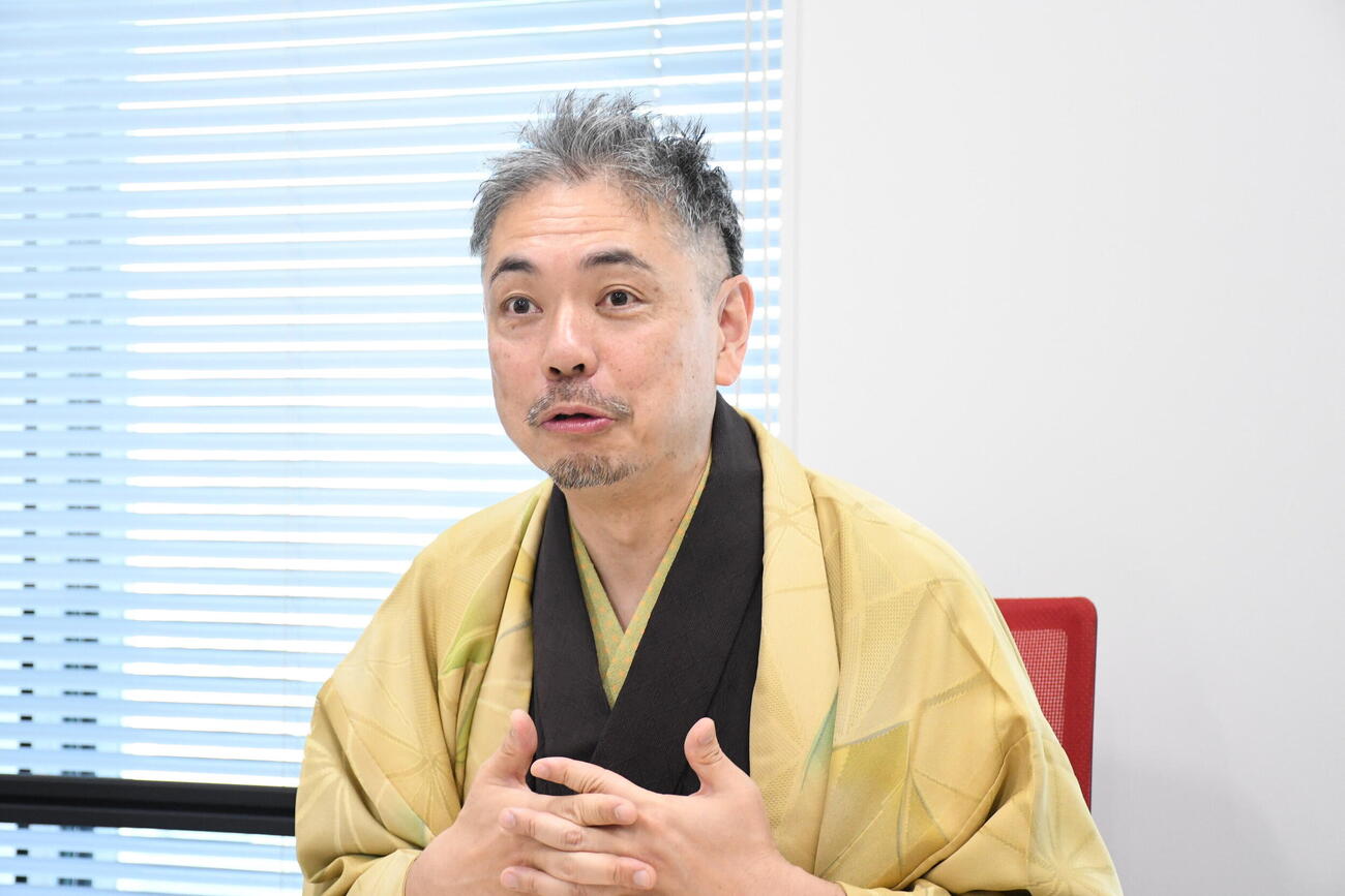 独演会「落語で伝えたい想い第12作『それゆけ、タイガース！』」の取材会に出席した桂春蝶（撮影・阪口孝志）
