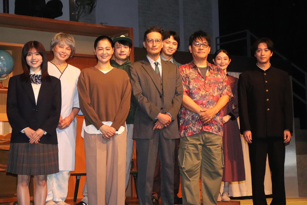 舞台「はがきの王様」取材会に出席した、後列左から高乃麗、槙尾ユウスケ、渡辺裕太、栗原萌実。前列左から松田好花、黒谷友香、松岡昌宏、ピエール瀧、渡部秀