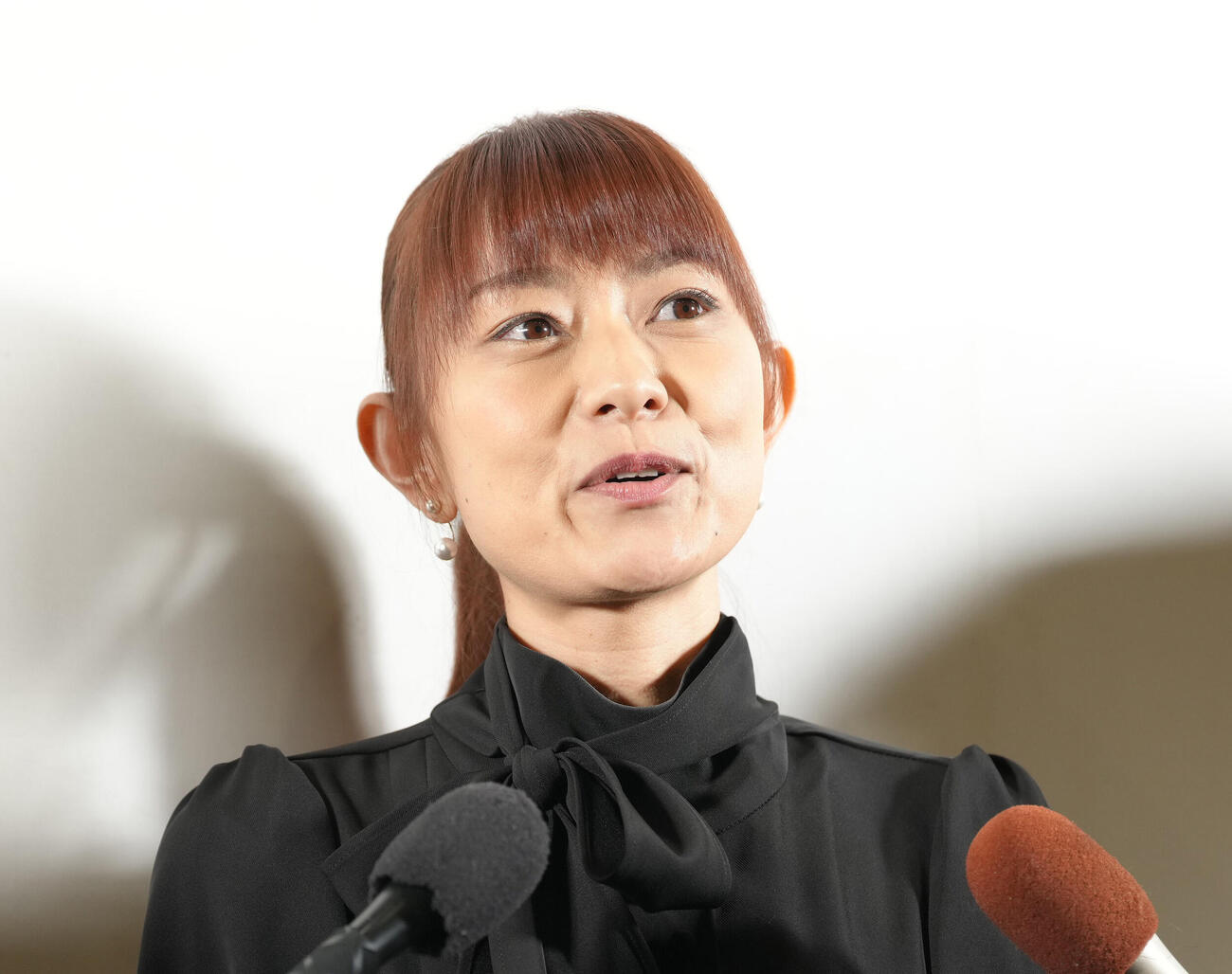 「真矢さん　お別れの会」で思いを語る石黒彩（撮影・足立雅史）