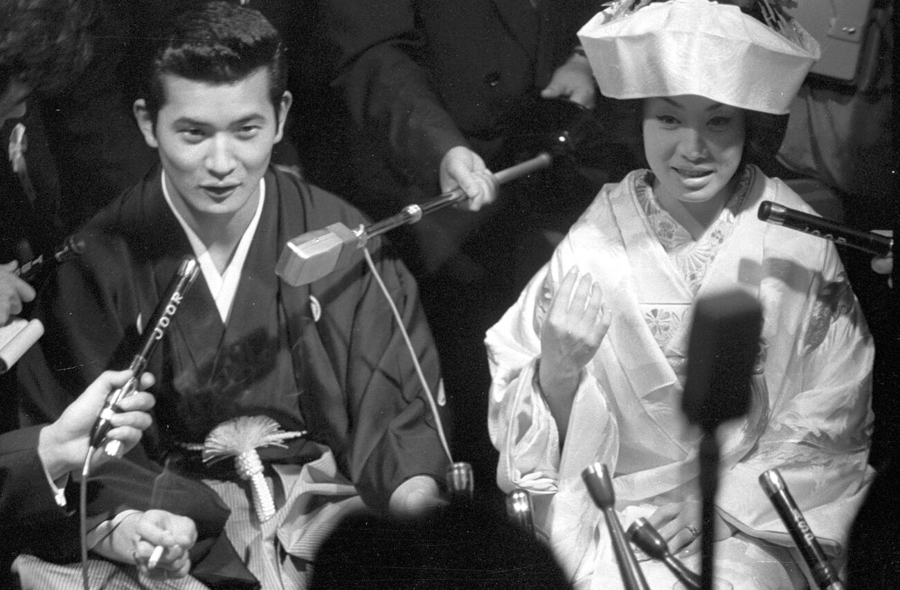 会見に臨んだ小林旭と美空ひばり。さすがに緊張の色は隠せない（1962年11月撮影）
