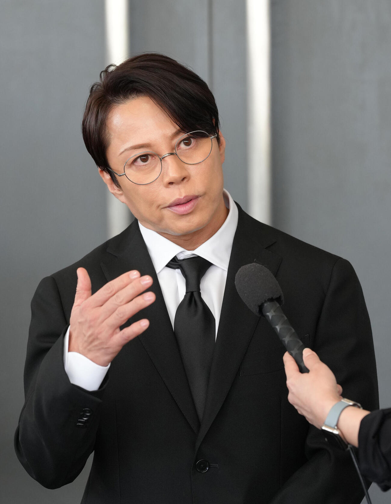 「真矢さん　お別れの会」に出席し、取材に応じる西川貴教（撮影・足立雅史）