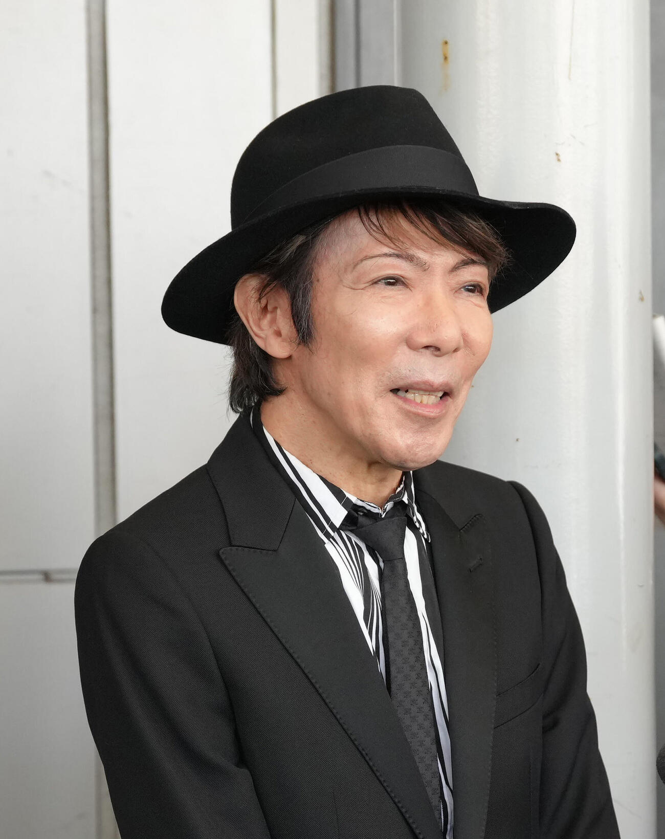 「真矢さん　お別れの会」に出席し、取材に応じる土屋昌巳（撮影・足立雅史）