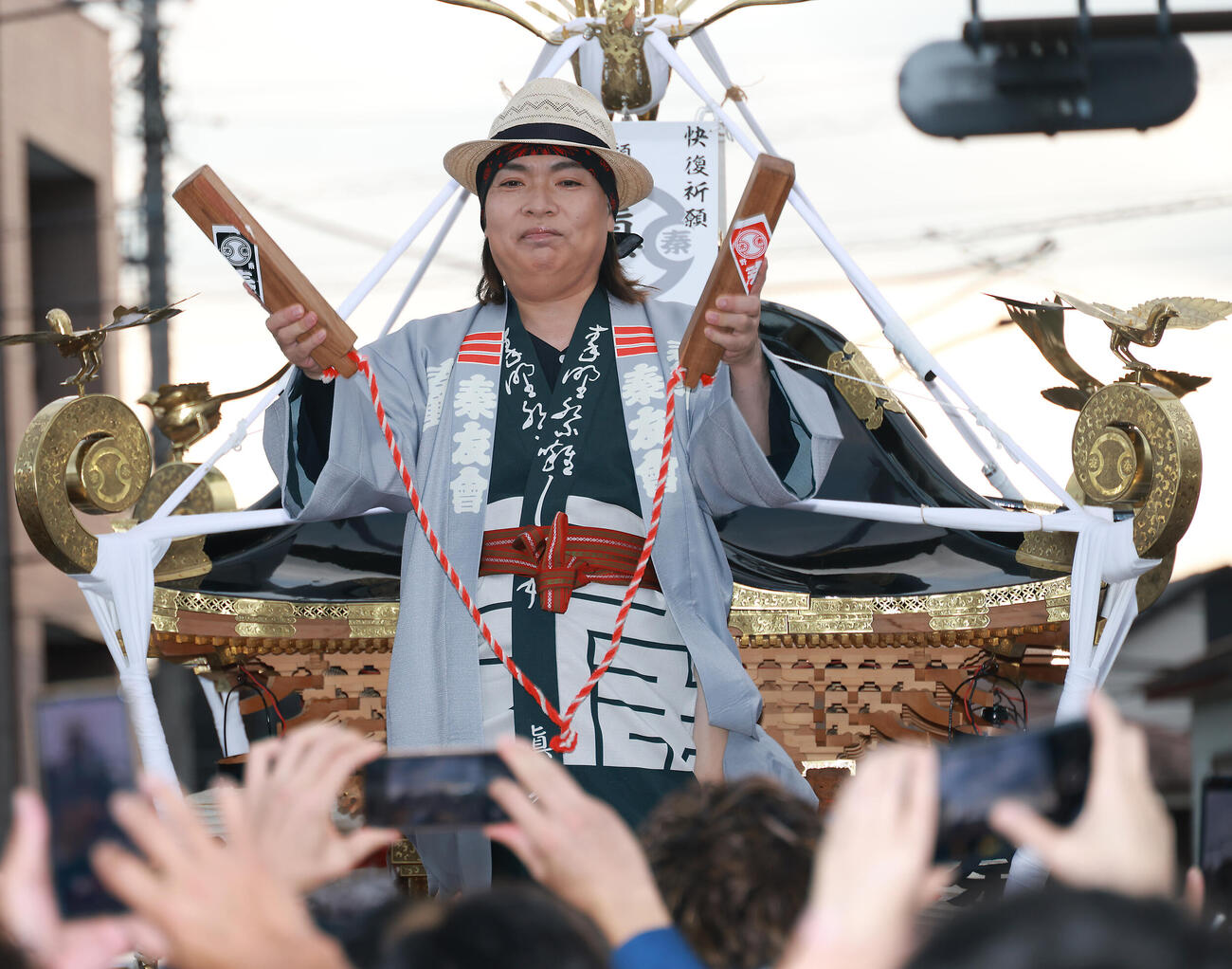 秦野市の祭りに姿を見せ、みこしに乗り一本締めを行うLUNA SEAの真矢（25年9月27日撮影）