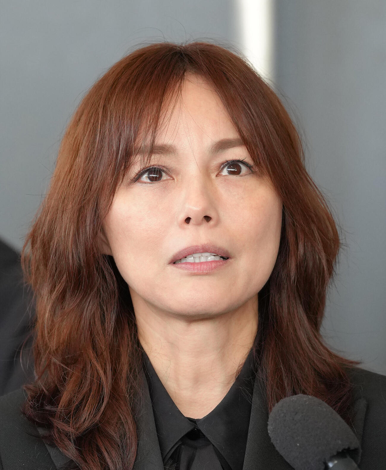 「真矢さん　お別れの会」に出席し、取材に応じる相川七瀬（撮影・足立雅史）
