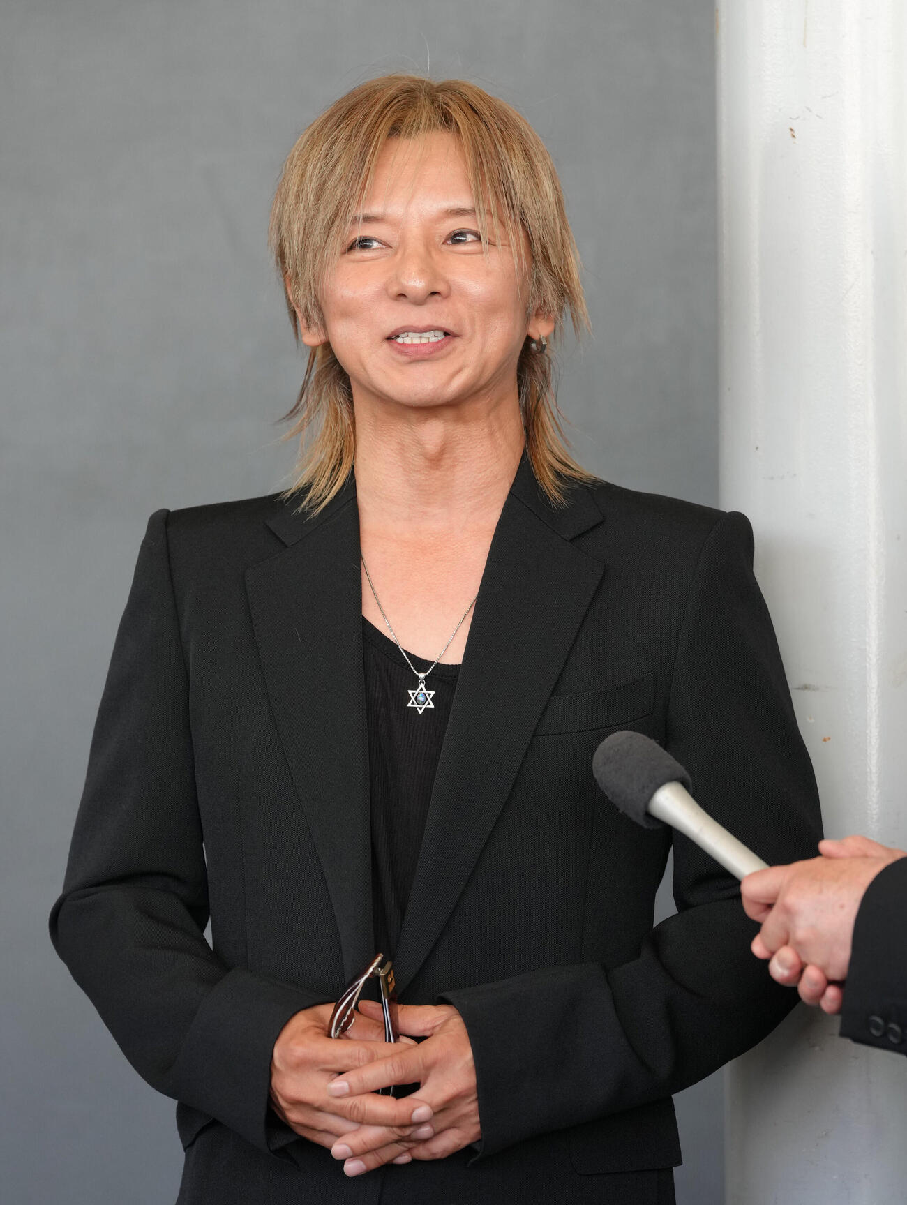 「真矢さん　お別れの会」に出席し、取材に応じる松岡充（撮影・足立雅史）