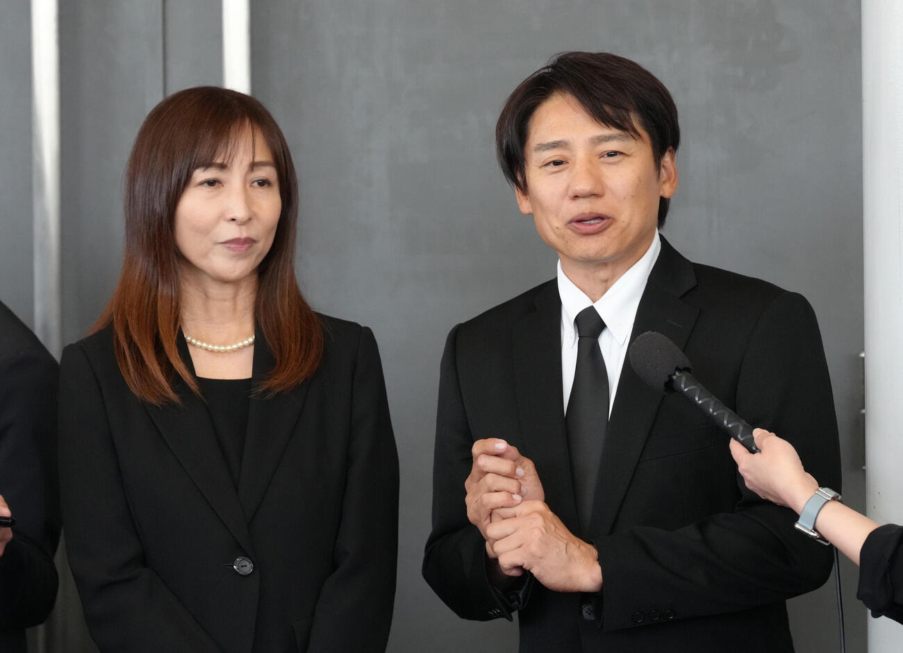 「真矢さん　お別れの会」に出席し、取材に応じる池谷幸雄（右）とかとうれいこ（撮影・足立雅史）