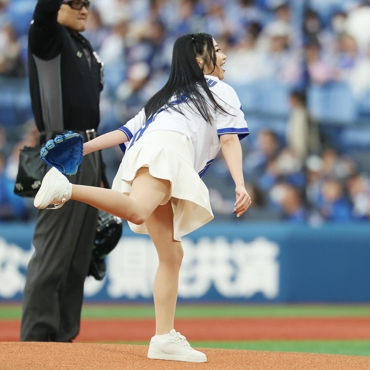 DeNA対中日　始球式を務める門松みゆき（撮影・宮地輝）
