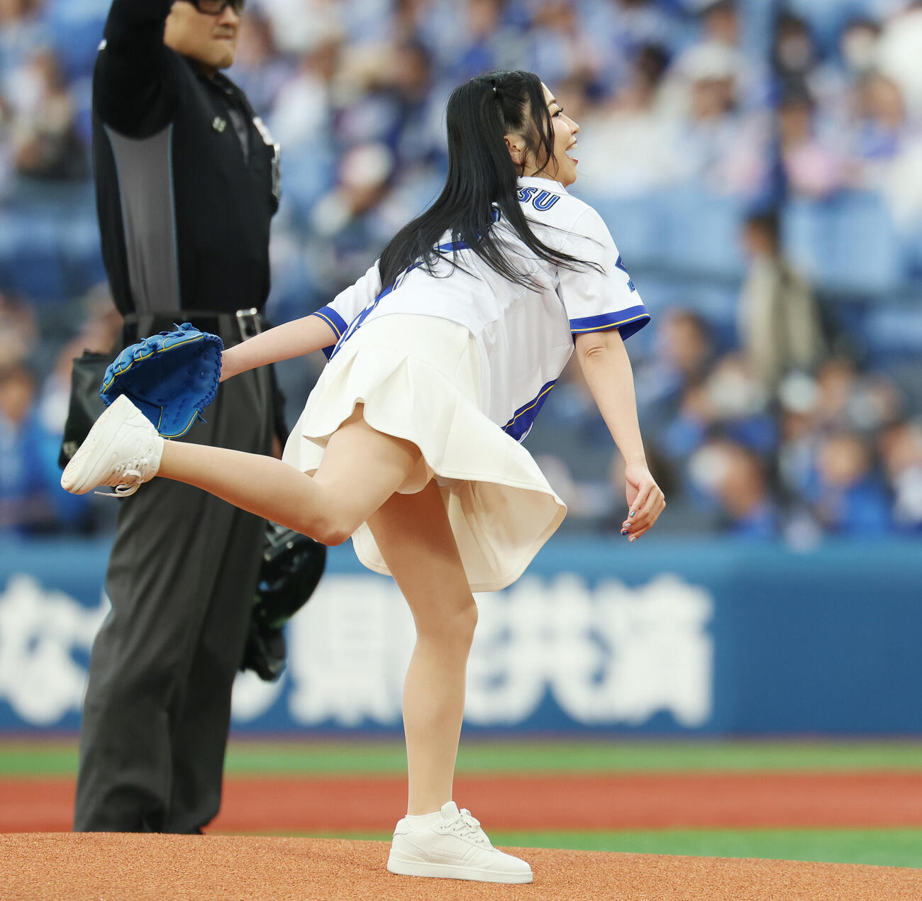 DeNA対中日　始球式を務める門松みゆき（撮影・宮地輝）