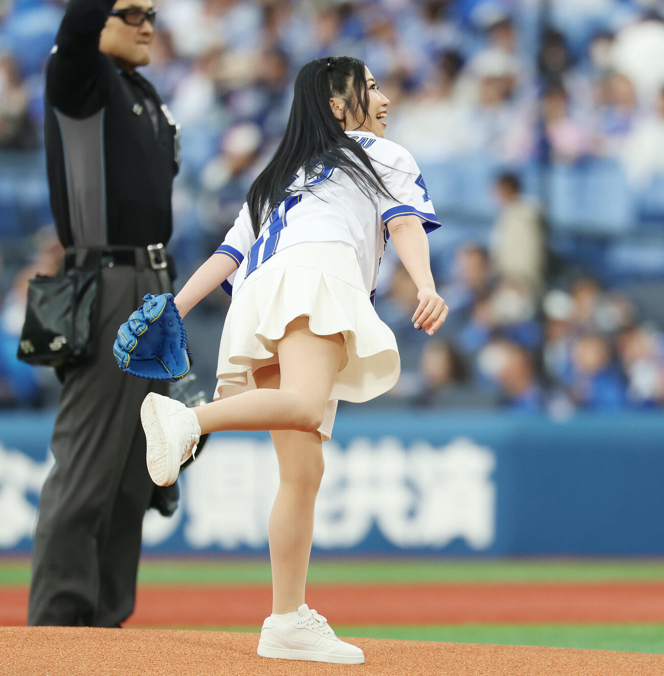 DeNA対中日　始球式を務める門松みゆき（撮影・宮地輝）