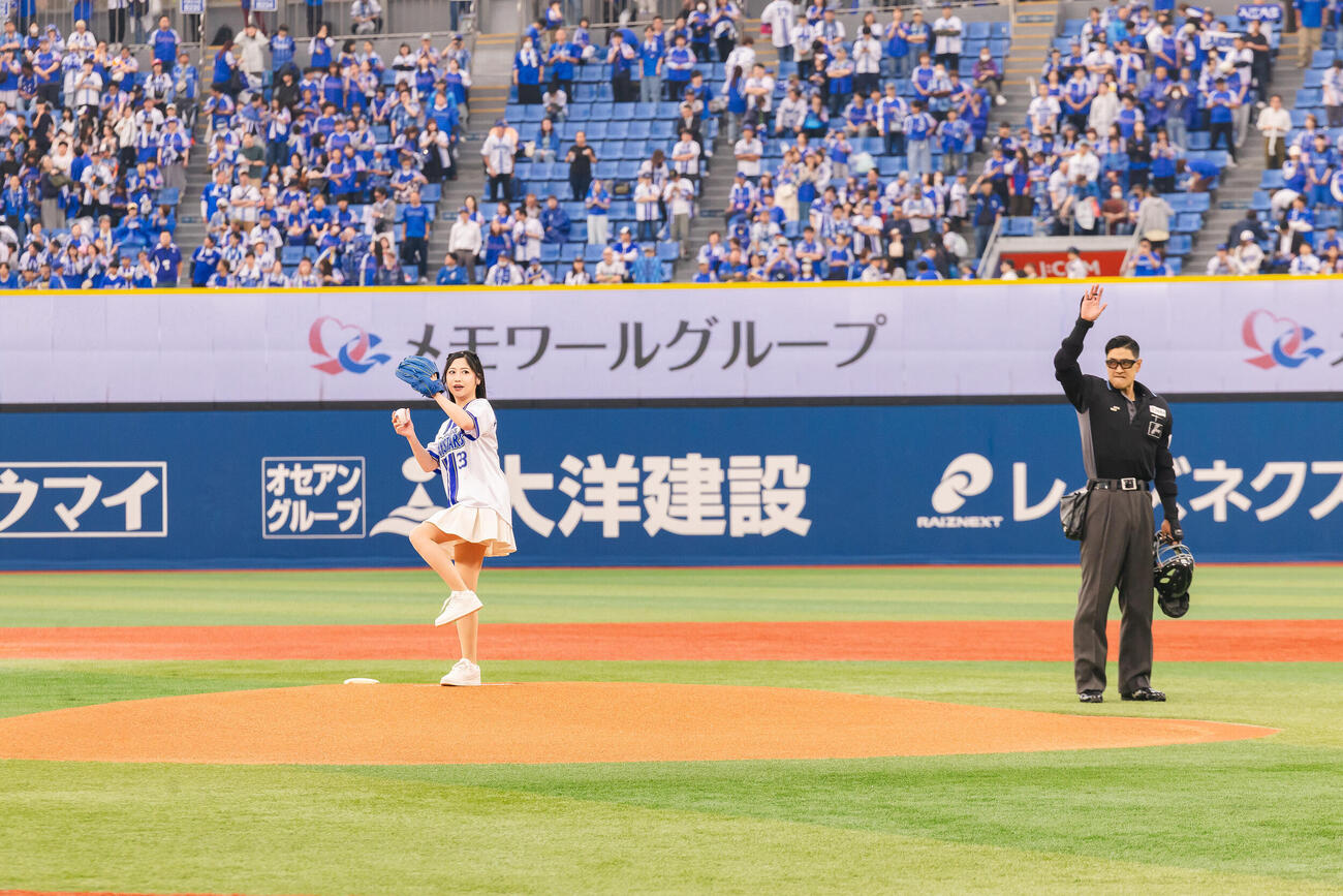 14日のDeNA対中日戦で初始球式を務めた門松みゆき