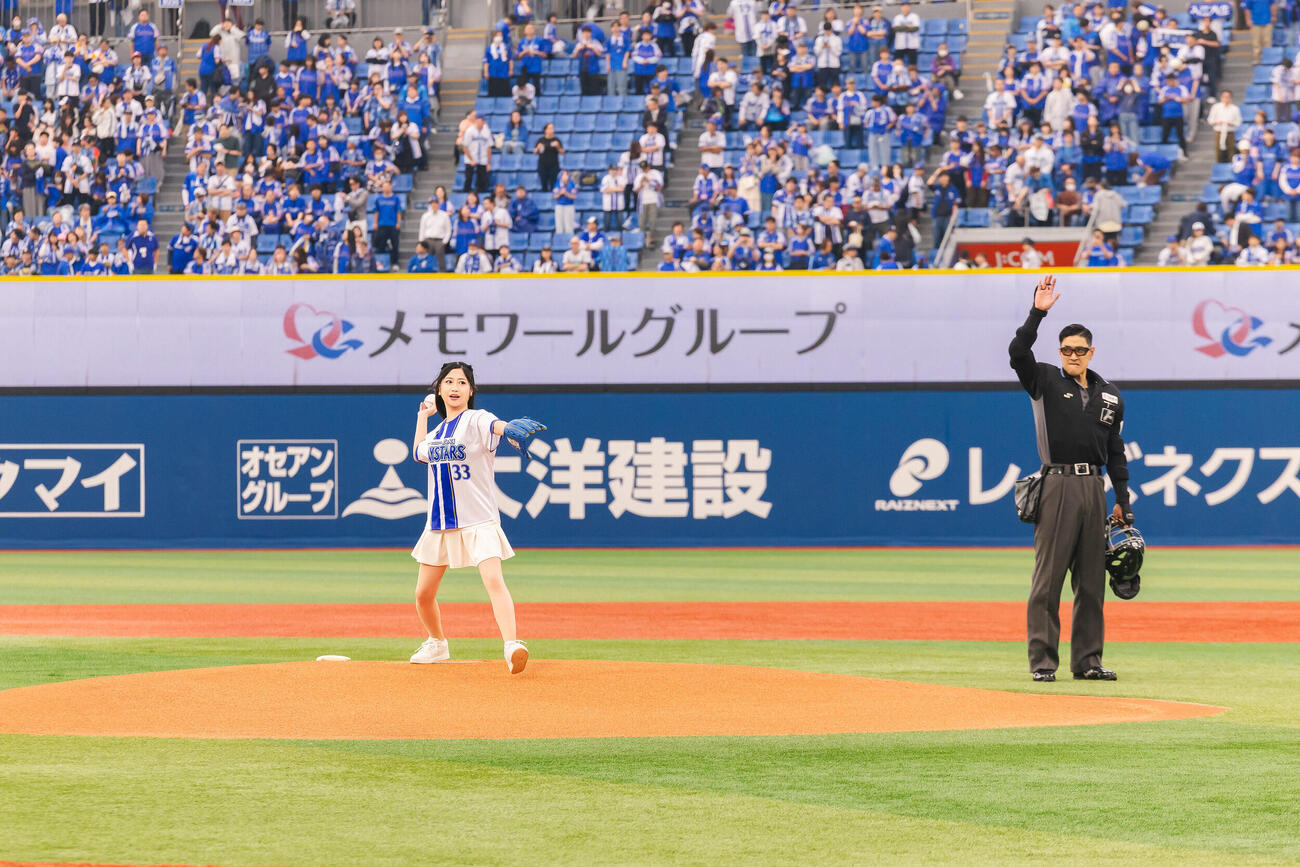 14日のDeNA対中日戦で初始球式を務めた門松みゆき