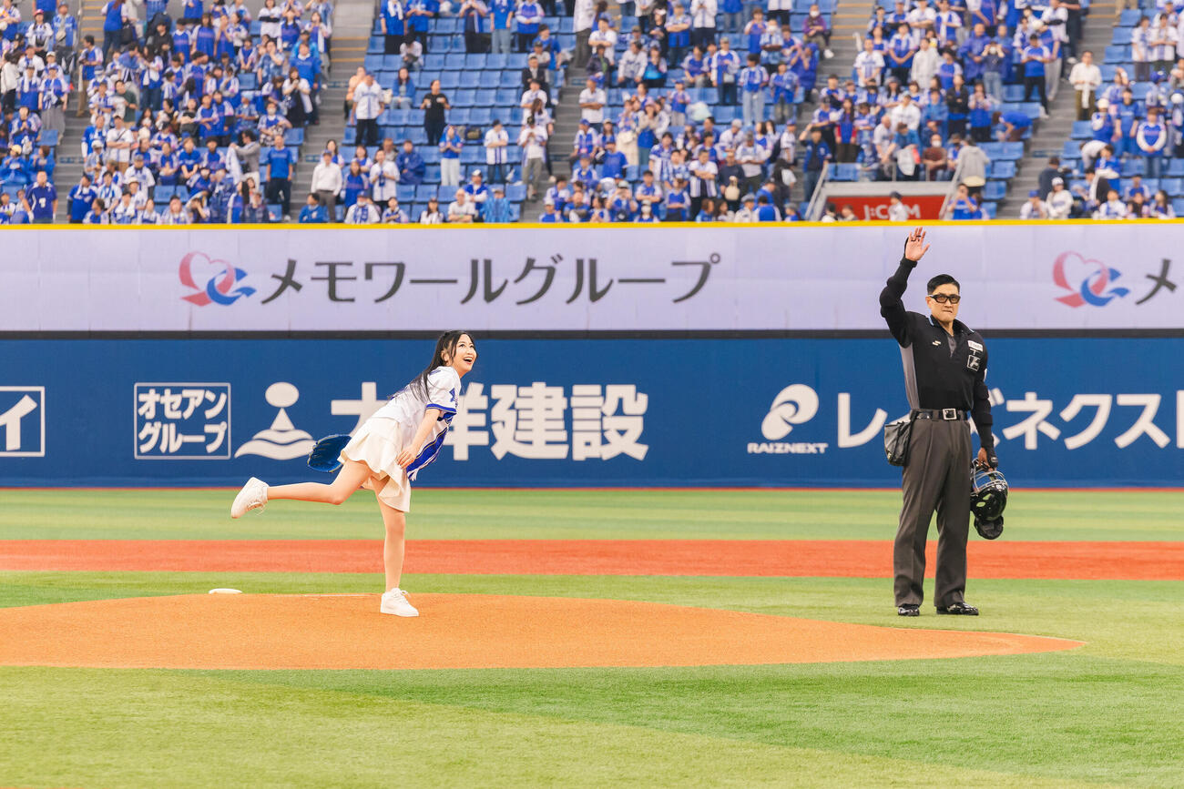 14日のDeNA対中日戦で初始球式を務めた門松みゆき