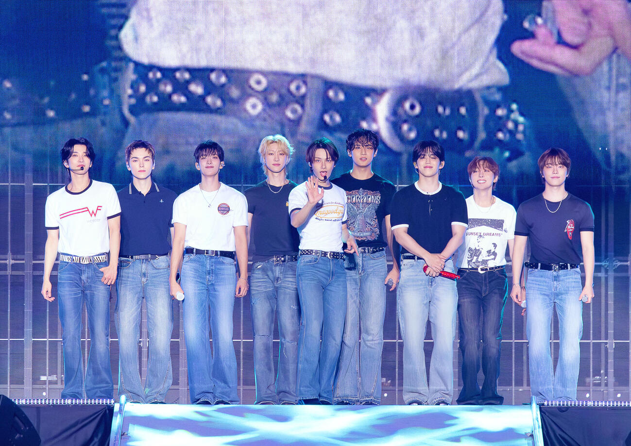 ファンミーティング「YAKUSOKU」を開催したSEVENTEEN。左からJOSHUA、VERNON、DK、THE 8、JUN、MINGYU、S．COUPS、SEUNGKWAN、DINO（（P）＆（C）PLEDIS Entertainment）