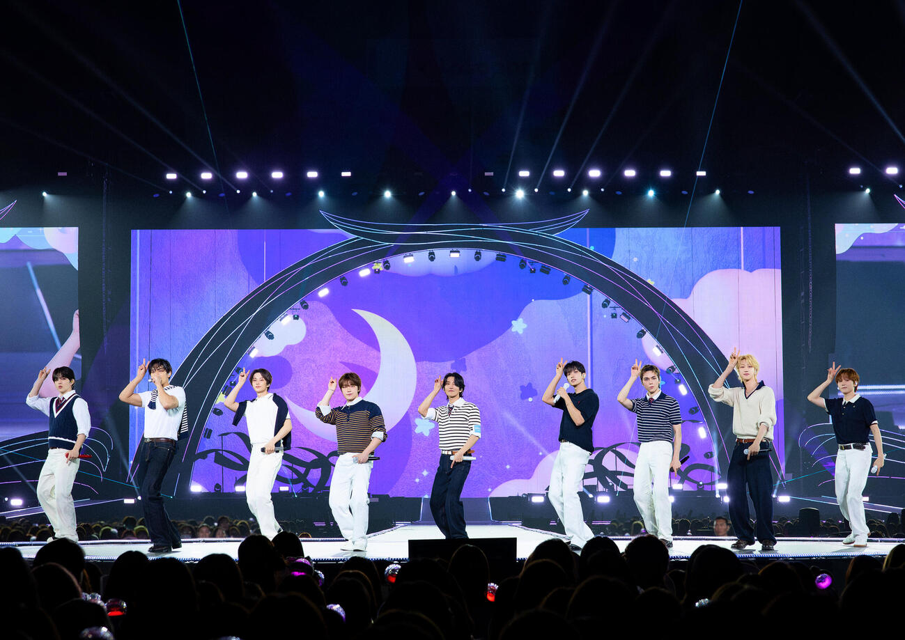 ファンミーティング「YAKUSOKU」を開催したSEVENTEEN。左からS．COUPS、MINGYU、JUN、DINO、JOSHUA、DK、VERNON、THE 8、SEUNGKWAN（（P）＆（C）PLEDIS Entertainment）