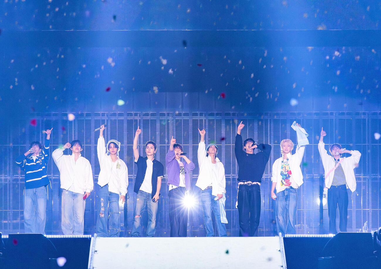 ファンミーティング「YAKUSOKU」を開催したSEVENTEEN。左からDK、S．COUPS、JUN、VERNON、DINO、JOSHUA、MINGYU、THE 8、SEUNGKWAN（（P）＆（C）PLEDIS Entertainment）