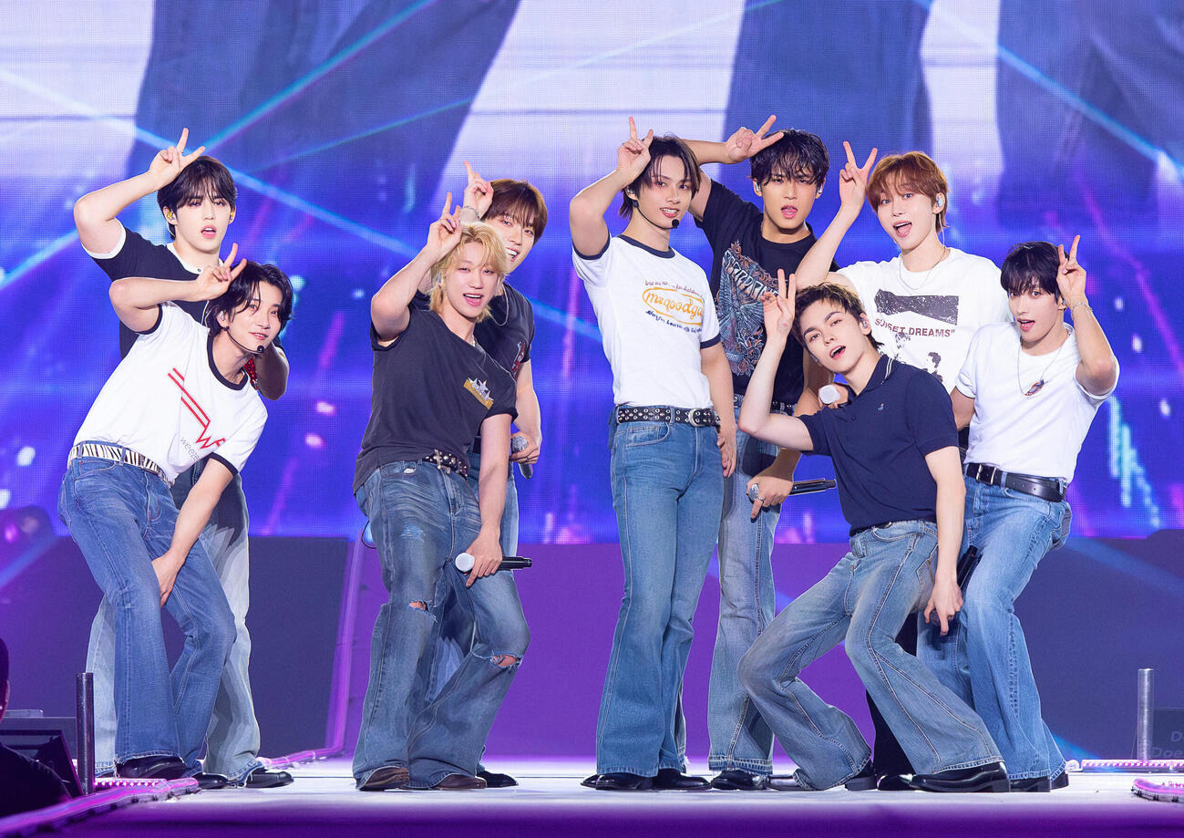ファンミーティング「YAKUSOKU」を開催したSEVENTEEN。前列左からJOSHUA、THE 8、JUN、VERNON、DK、後列左からS．COUPS、DINO、MINGYU、SEUNGKWAN
