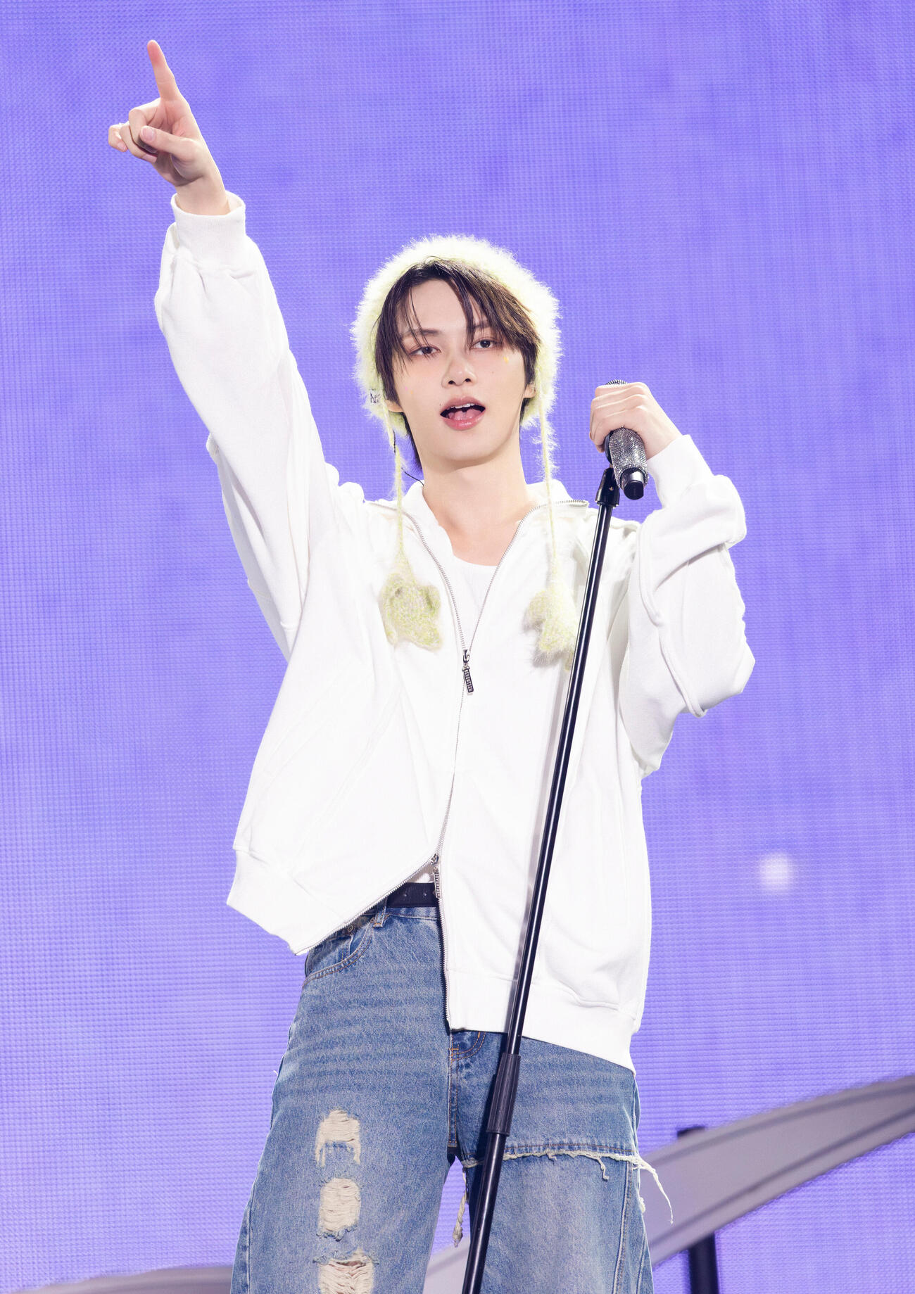 ファンミーティング「YAKUSOKU」でパフォーマンスするJUN（（P）＆（C）PLEDIS Entertainment）