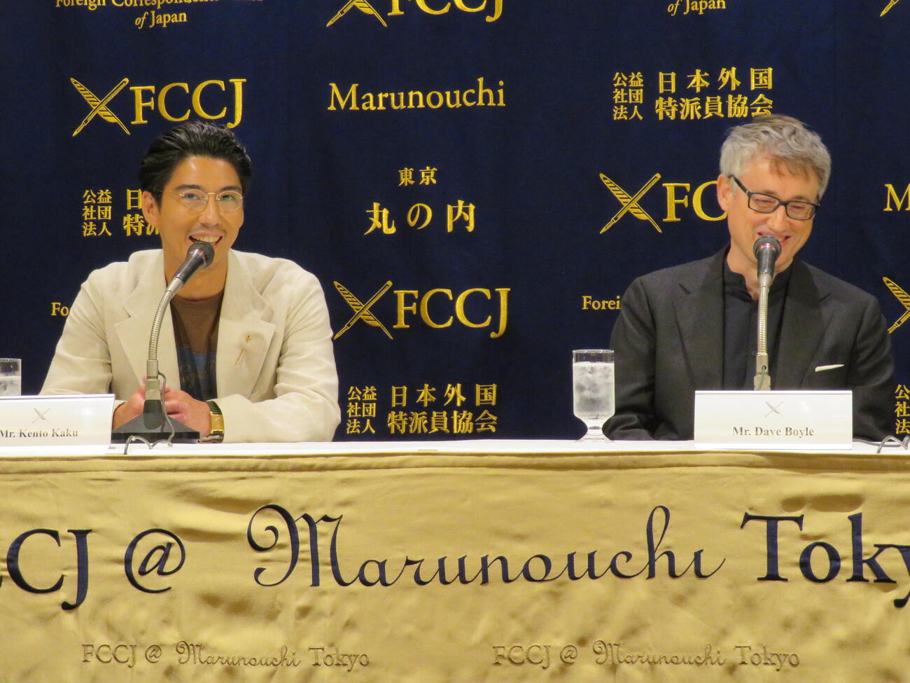 日本外国特派員協会で映画「Never After Dark／ネバーアフターダーク」の会見を開いた賀来賢人（左）とデイブ・ボイル監督（撮影・村上幸将）