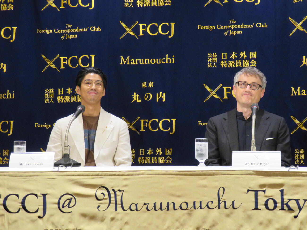 日本外国特派員協会で映画「Never After Dark／ネバーアフターダーク」の会見を開いた賀来賢人（左）とデイブ・ボイル監督（撮影・村上幸将）