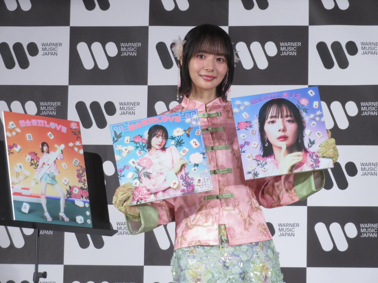歌手デビュー記者発表会に登壇した岡田紗佳