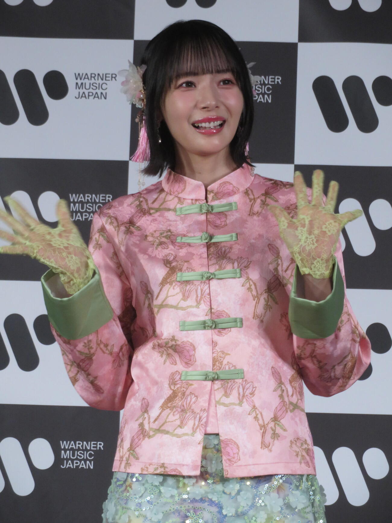 歌手デビュー記者発表会に登壇した岡田紗佳