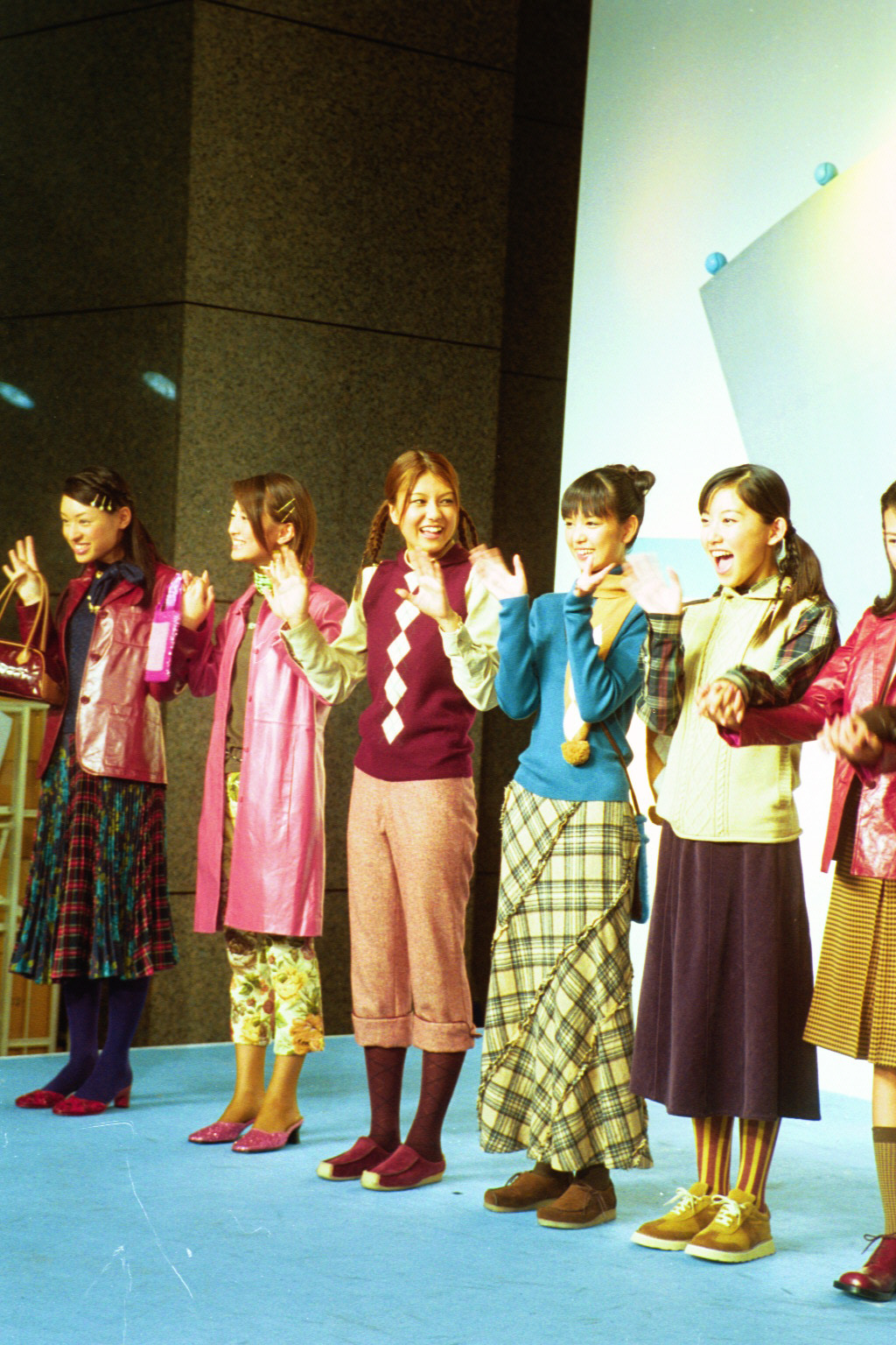 ティーンズファッションショー（左から）栗山千明、松本まりか、酒井彩名、愛里、大村彩子（2000年撮影）