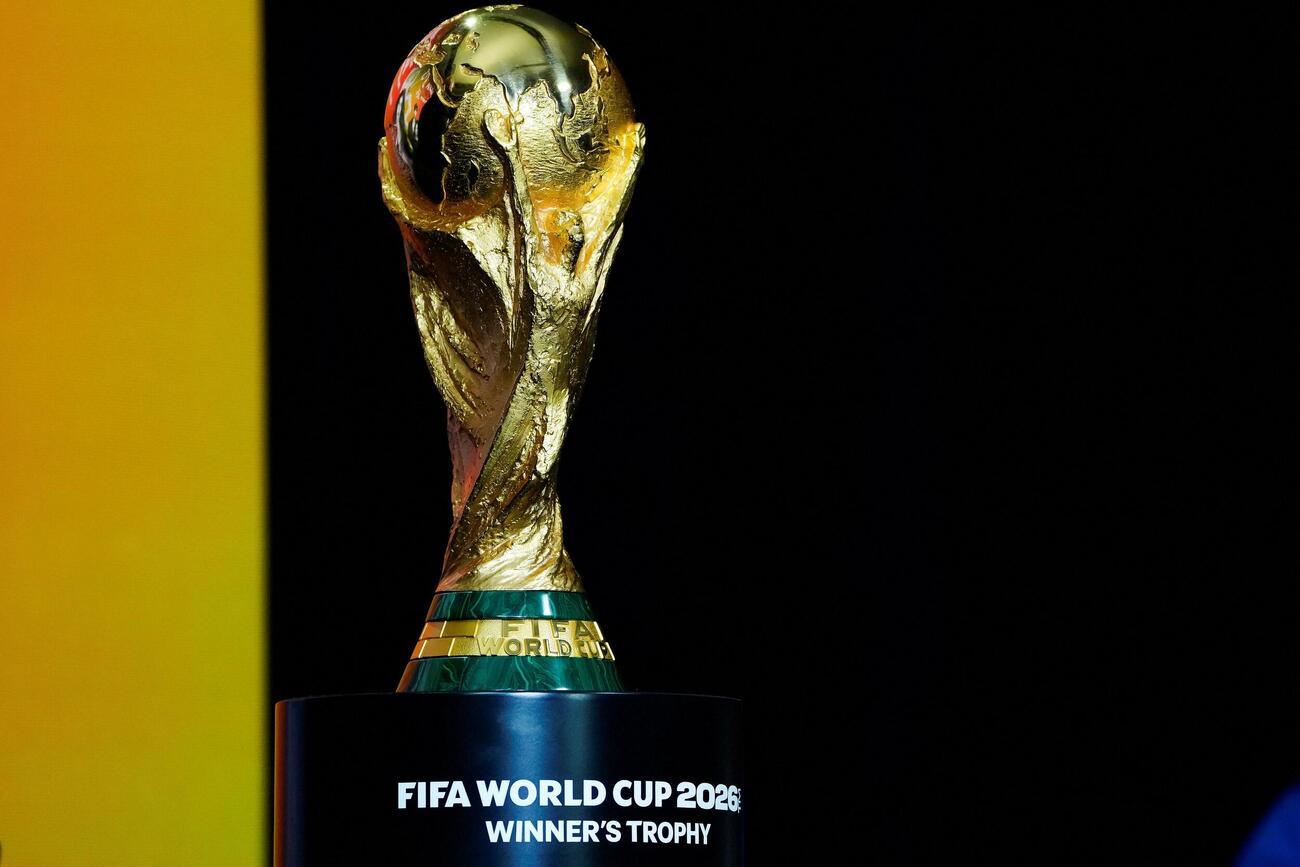 W杯決勝のハーフタイムショーの発表会見で展示されたW杯トロフィー（ロイター）