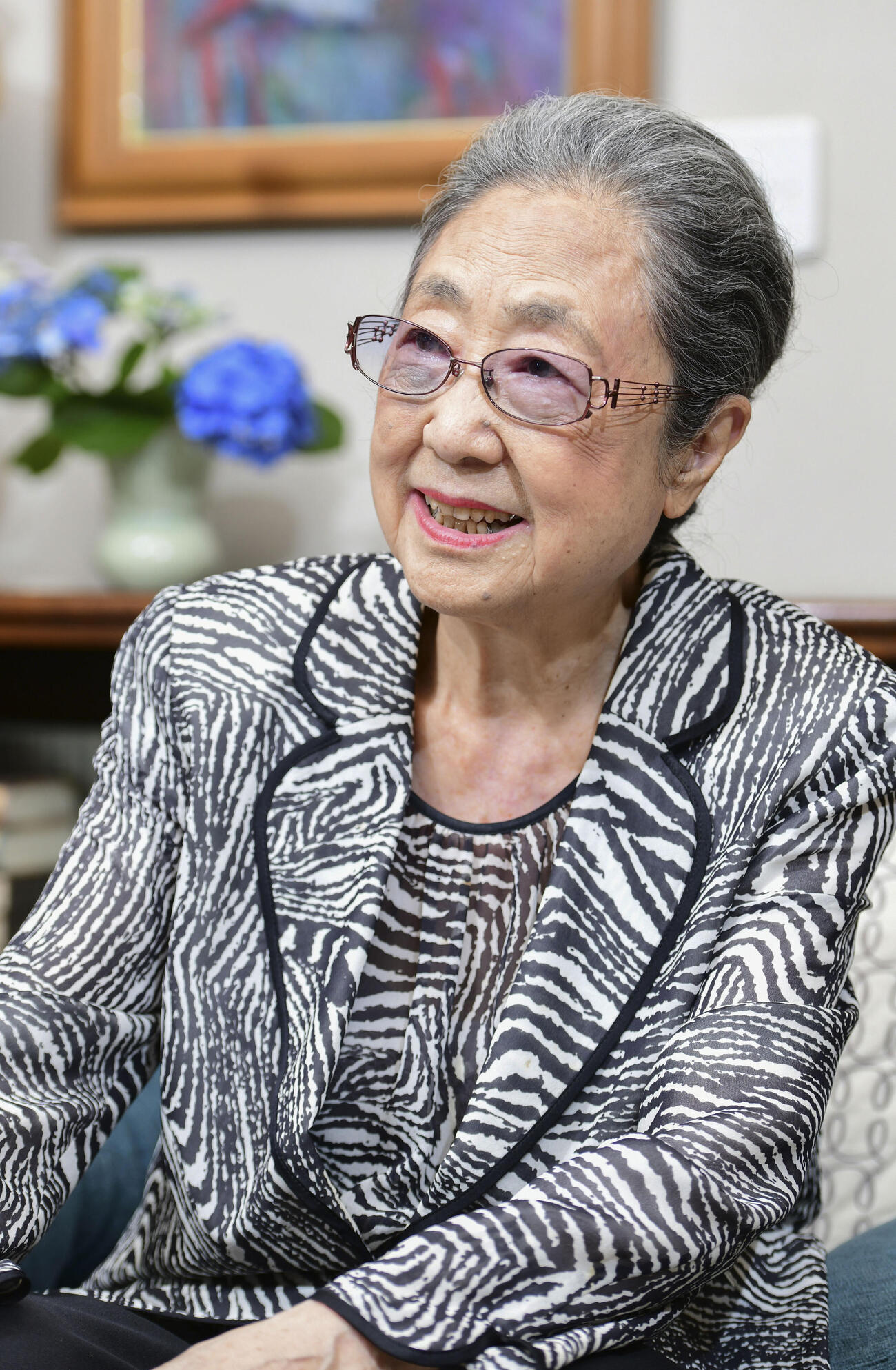 インタビューに答える佐藤愛子さん＝2021年6月（共同）