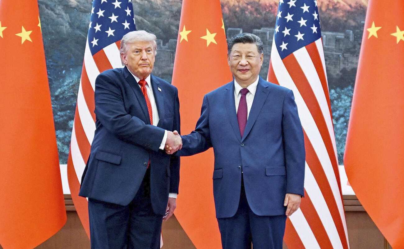 北京の人民大会堂で握手するトランプ米大統領（左）と中国の習近平国家主席＝14日（ロイター＝共同）