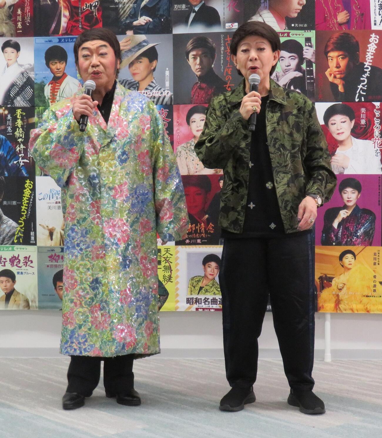 80歳の誕生日の5月15日にカタログ154作品の全581曲の配信を解禁し、記者会見を行った美川憲一とコロッケ
