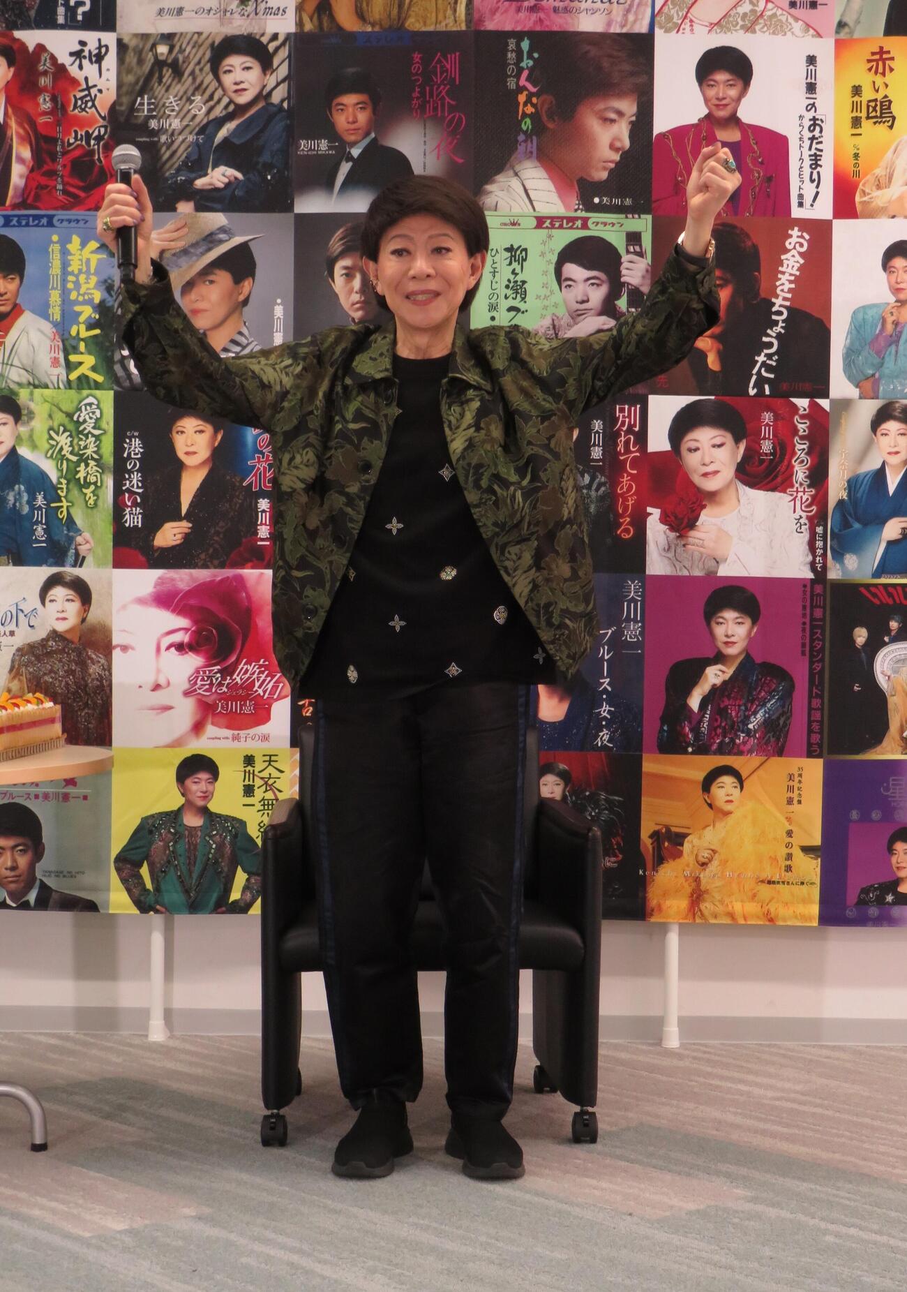 80歳の誕生日の5月15日にカタログ154作品の全581曲の配信を解禁し、記者会見を行った美川憲一
