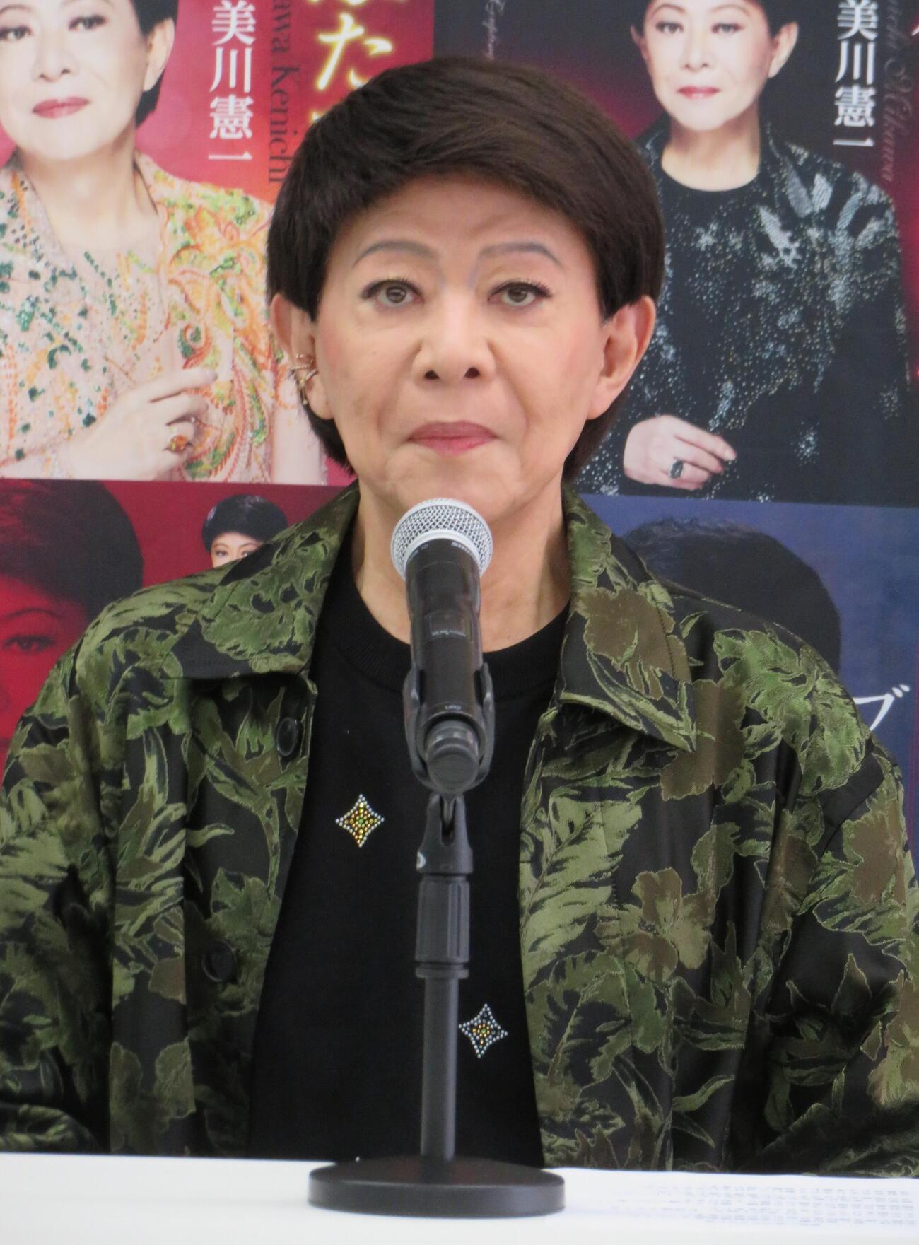 80歳の誕生日の5月15日にカタログ154作品の全581曲の配信を解禁し、記者会見を行った美川憲一
