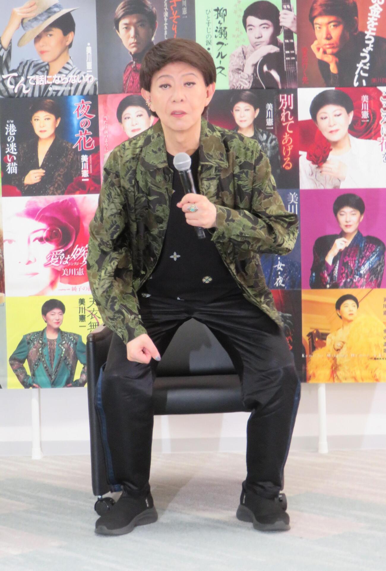 80歳の誕生日の5月15日にカタログ154作品の全581曲の配信を解禁し、記者会見を行った美川憲一
