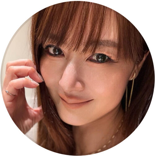 56歳美魔女モデル、ショーパンや水着…リゾートコーデに「美～～～」「超カッコイイ」