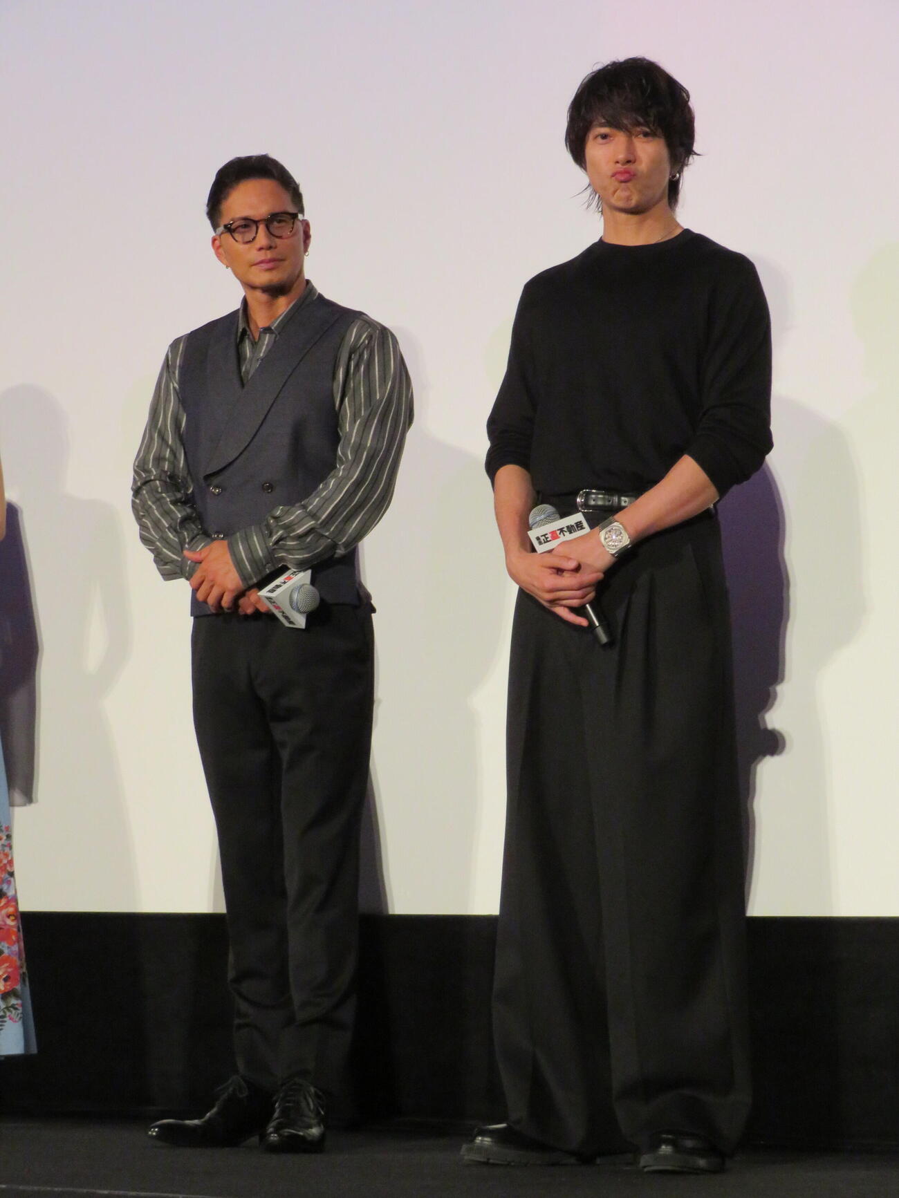 映画「正直不動産」初日舞台あいさつに登壇した市原隼人（左）と山下智久（撮影・村上幸将）
