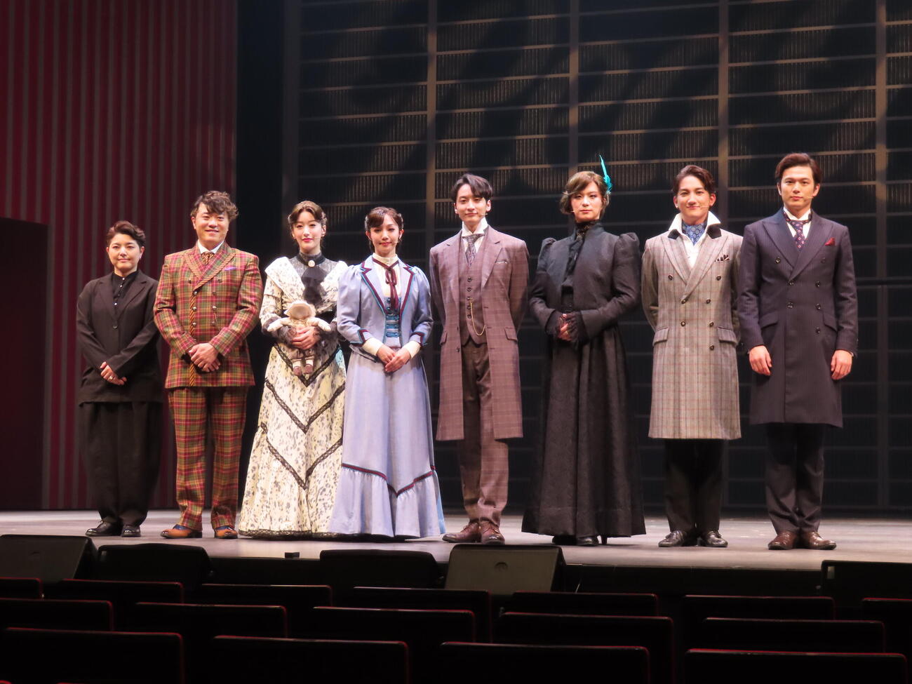 ミュージカル「レッドブック～私は私を語るひと～」取材会に臨んだ、左から演出の小林香氏、エハラマサヒロ、花乃まりあ、咲妃みゆ、小関裕太、田代万里生、中桐聖弥、加藤大悟