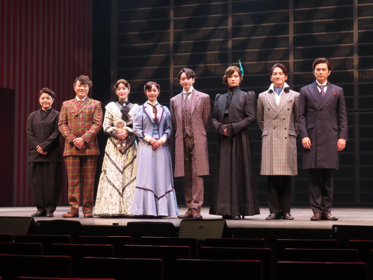 ミュージカル「レッドブック～私は私を語るひと～」取材会に臨んだ、左から演出の小林香氏、エハラマサヒロ、花乃まりあ、咲妃みゆ、小関裕太、田代万里生、中桐聖弥、加藤大悟
