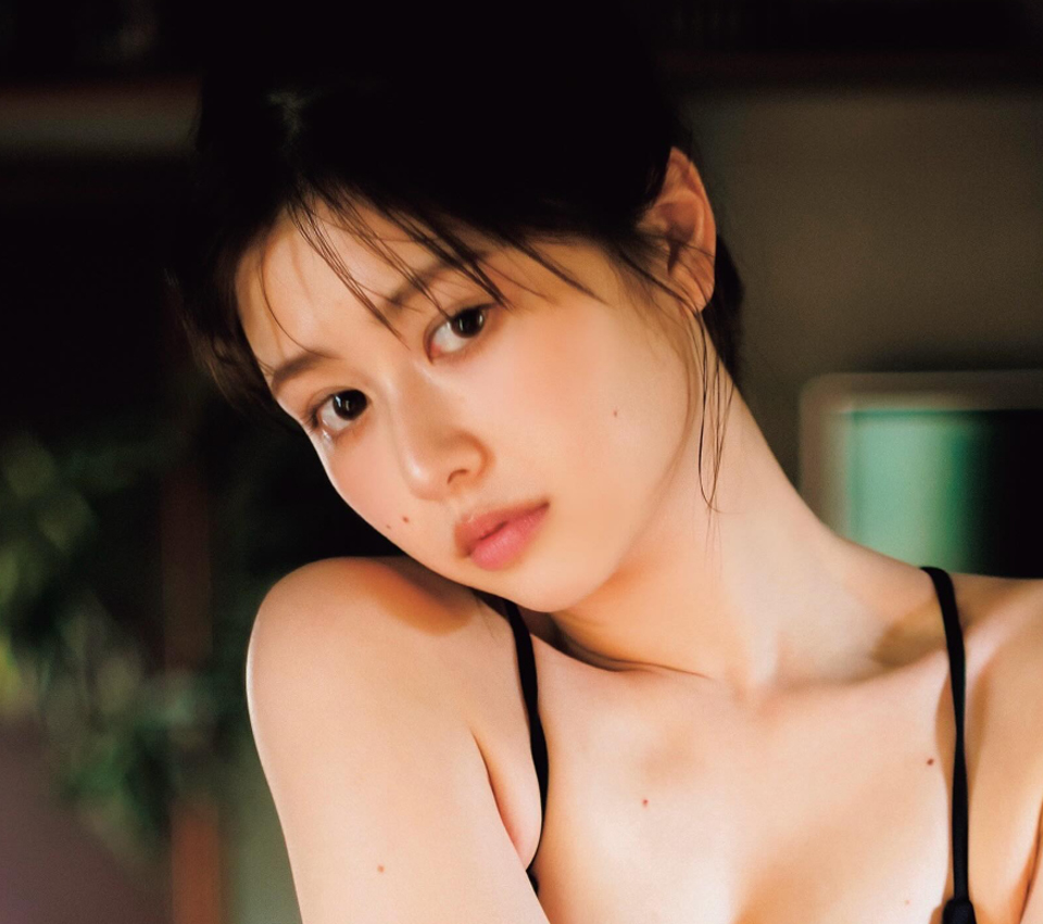 スクール水着風写真を投稿した冴木柚葉（冴木柚葉のインスタグラムから）