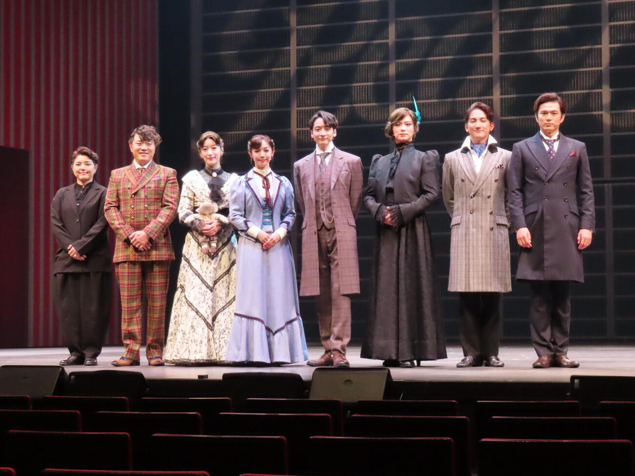 ミュージカル「レッドブック～私は私を語るひと～」取材会に臨んだ、左から演出の小林香氏、エハラマサヒロ、花乃まりあ、咲妃みゆ、小関裕太、田代万里生、中桐聖弥、加藤大悟