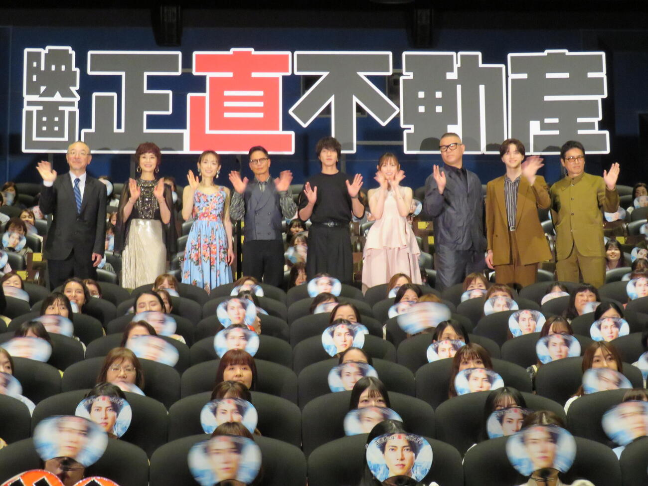 映画「正直不動産」初日舞台あいさつに登壇した、左から川村泰祐監督、大地真央、泉里香、市原隼人、山下智久、福原遥、長谷川忍、岩﨑大昇、高橋克典（撮影・村上幸将）
