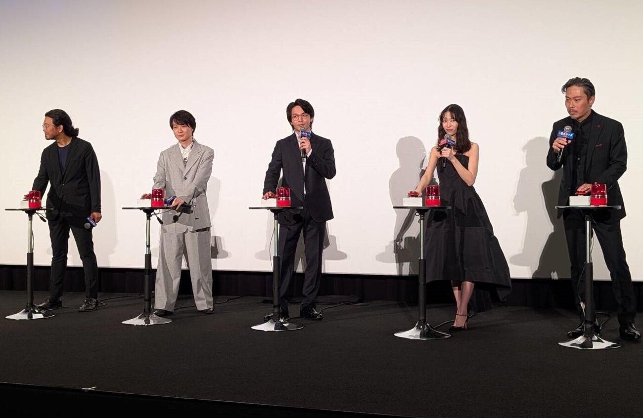「君のクイズ」公開初日舞台あいさつで、クイズに挑む、左から吉野耕平監督、神木隆之介、中村倫也、森川葵、坂東工