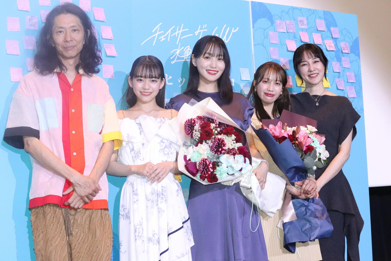 映画「チェイサーゲームW　水魚の交わり」初日舞台あいさつに出席した、左から太田勇監督、岡本望来、菅井友香、中村ゆりか、伊藤歩