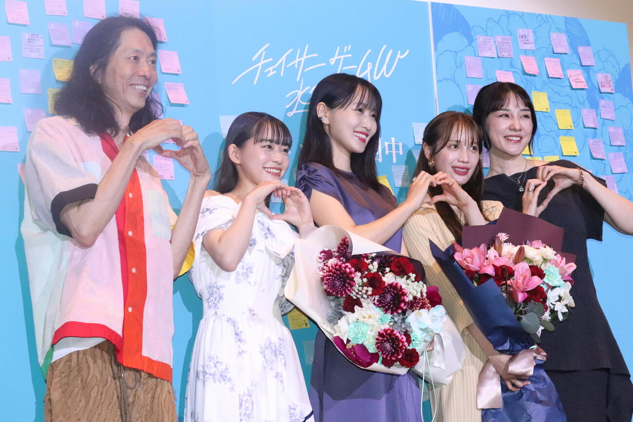 映画「チェイサーゲームW　水魚の交わり」初日舞台あいさつに出席した、左から太田勇監督、岡本望来、菅井友香、中村ゆりか、伊藤歩