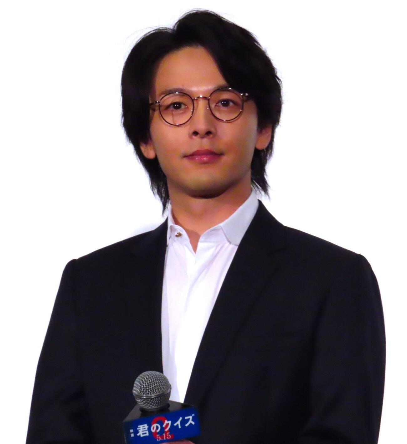 「君のクイズ」公開初日舞台あいさつに登壇した中村倫也