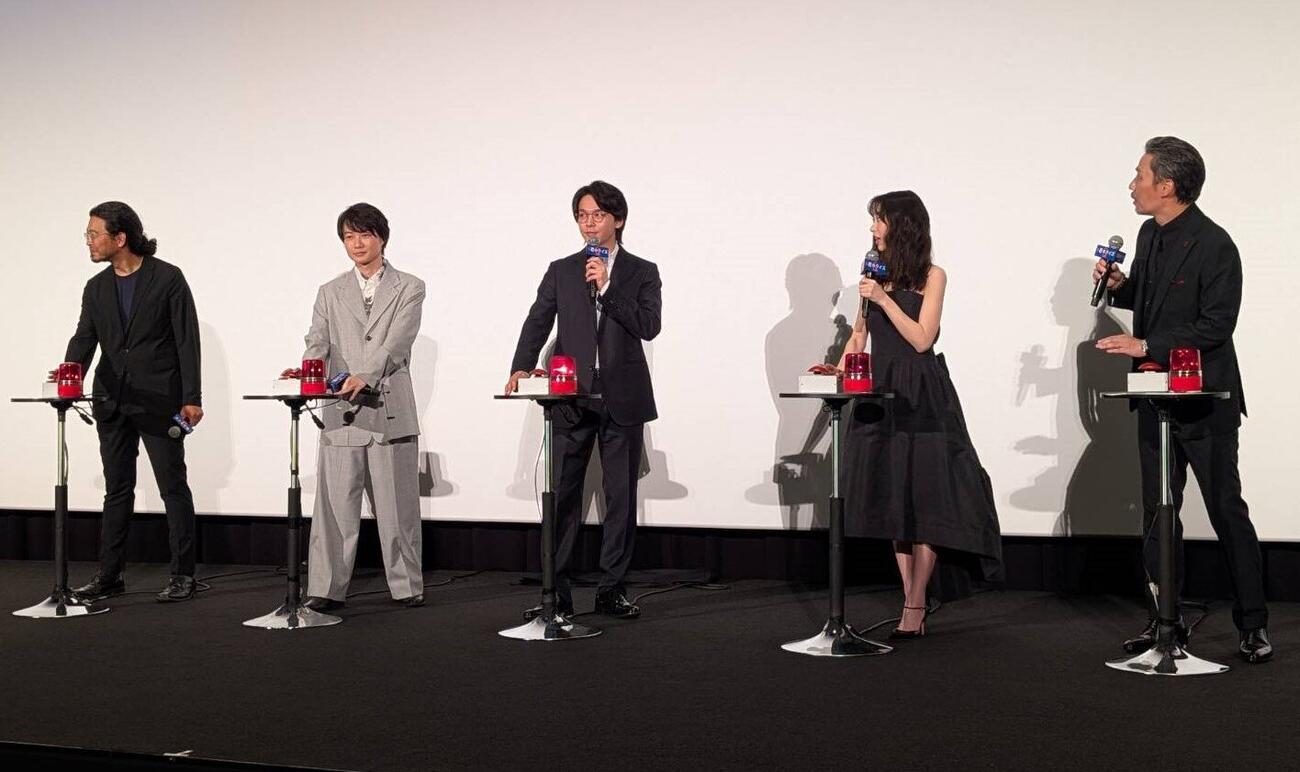 「君のクイズ」公開初日舞台あいさつで、“0文字回答”を披露する中村倫也（中央）