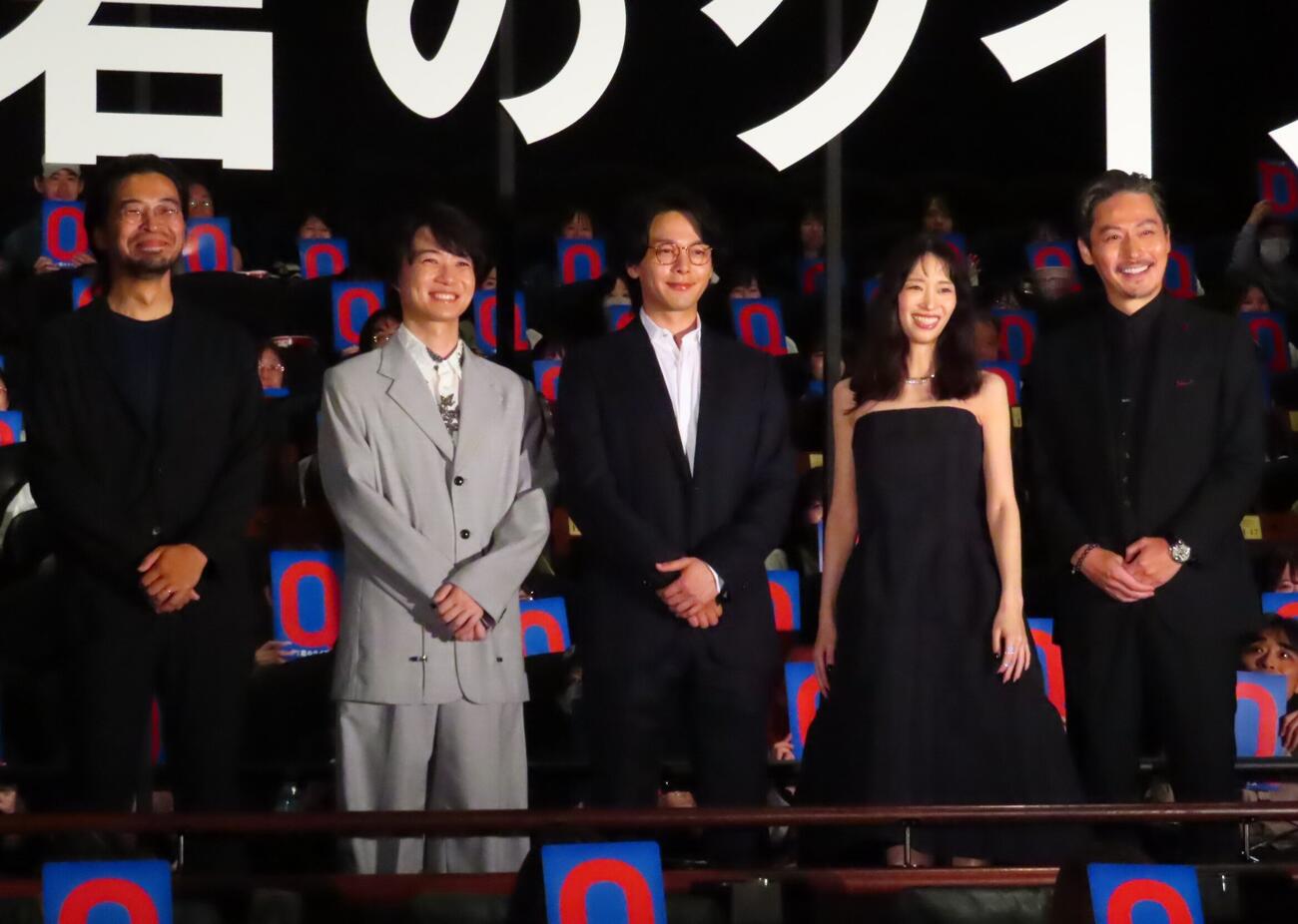 「君のクイズ」公開初日舞台あいさつに登壇した、左から吉野耕平監督、神木隆之介、中村倫也、森川葵、坂東工