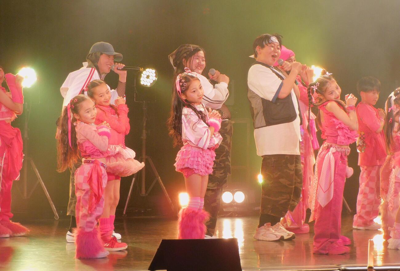 2周年記念ライブを行ったMyM