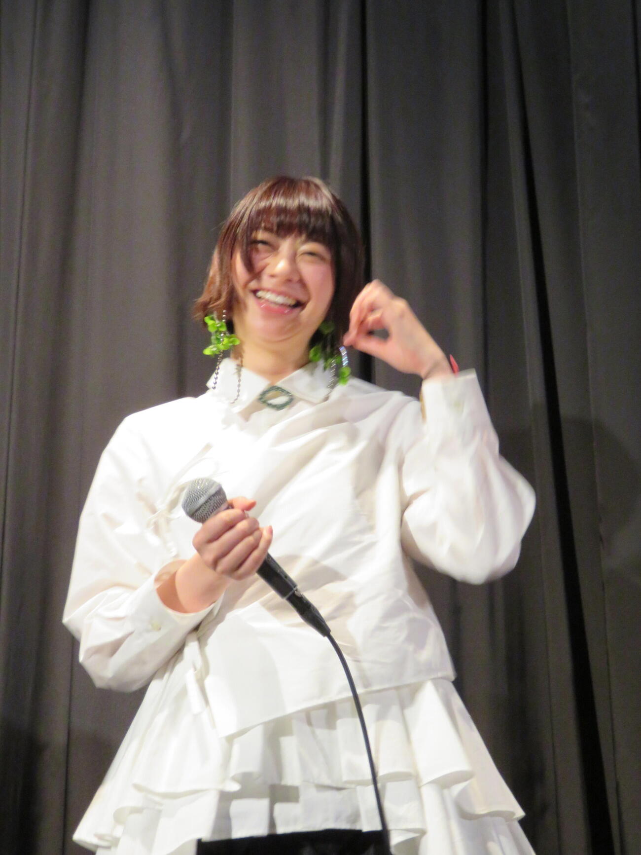 映画「トランジット・イン・フラミンゴ」初日舞台あいさつに登壇した山下リオ（撮影・村上幸将）